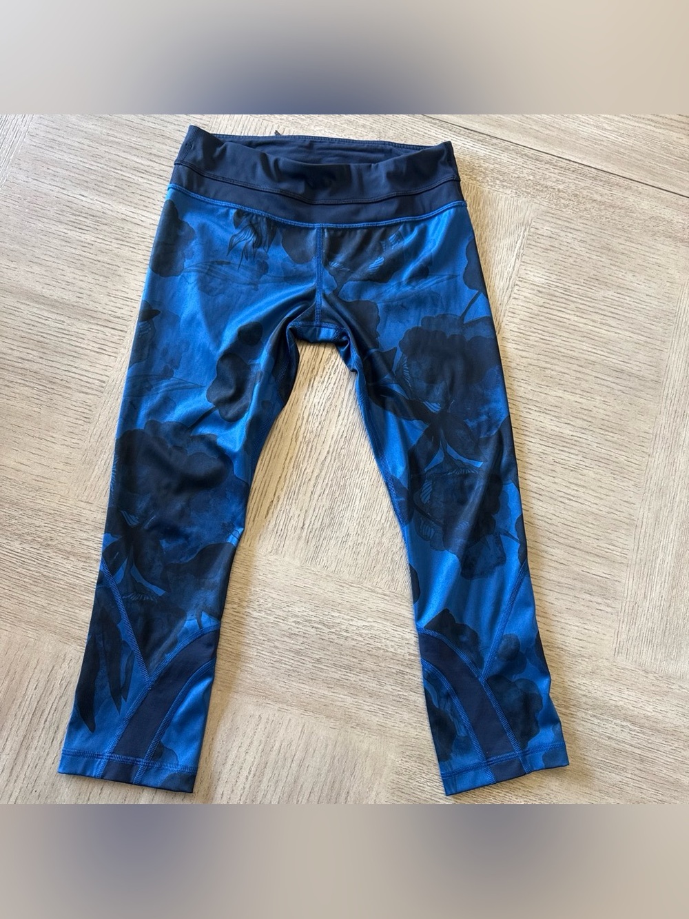 Lululemon women’s blue floral capri leggings. Size 8